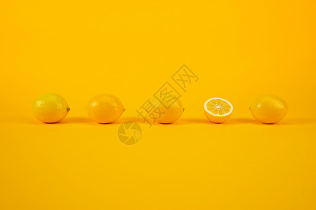 创意夏日水果柠檬排列背景图片
