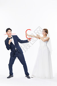 丘比特爱心快乐的新娘和新郎拿着弓箭背景