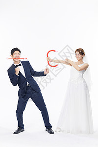 快乐的新娘和新郎拿着弓箭图片