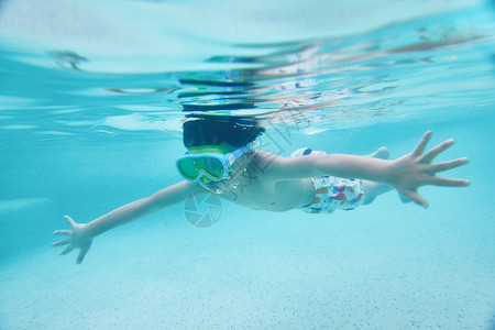 暑假托管班小男孩在泳池游泳背景