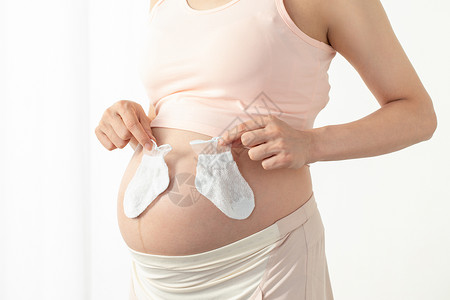 孕妇拿婴儿袜子高清图片