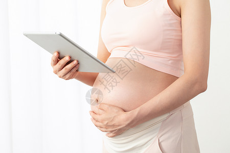 孕妇使用平板电脑图片