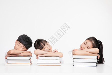 儿童完了小朋友们闭着眼睛趴在课桌上背景