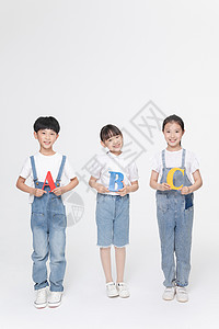 小朋友们手举字母ABC背景图片