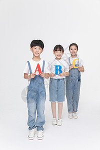 小朋友们手举字母ABC图片
