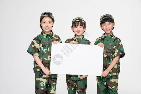 白色军装军人穿军装儿童拿白板展示背景