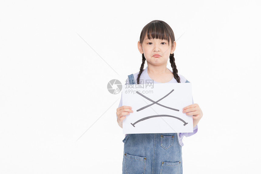 生气小女孩拿白板展示图片