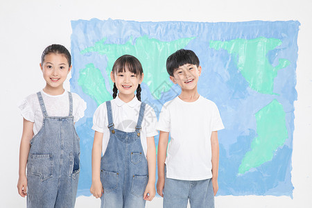 儿童站在绘制的视界地图前面背景