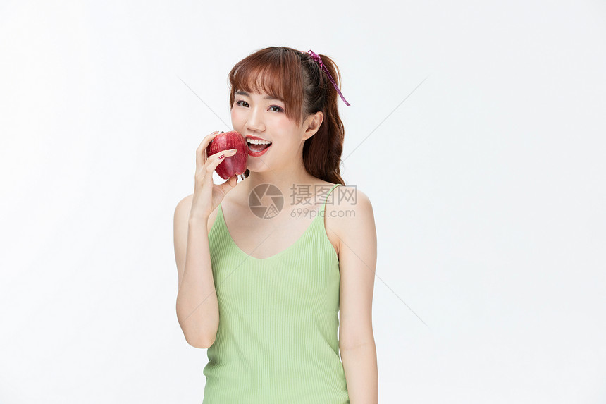 拿着苹果的甜美女孩图片
