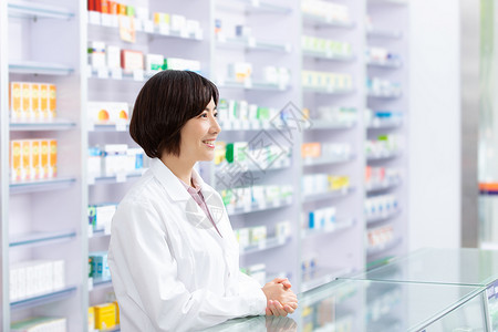 药店里药剂师站在柜台前面背景图片