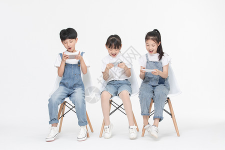 儿童节手机海报小朋友用手机玩游戏背景