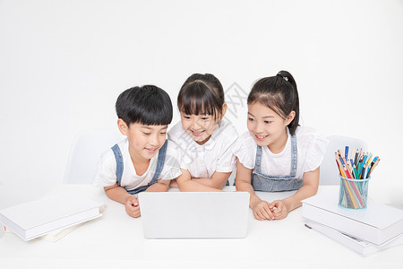 全家一起儿童节小朋友一起用笔记本电脑学习背景