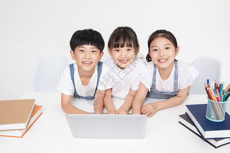 全家一起儿童节小朋友一起用笔记本电脑学习背景