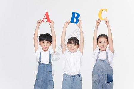 儿童节字母小朋友们手举字母ABC背景