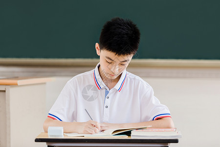 学生坐在课桌前学习图片