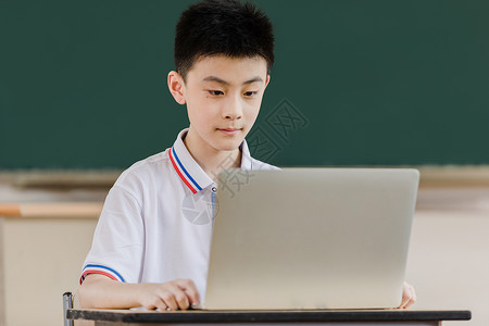 学生坐在电脑前学习图片