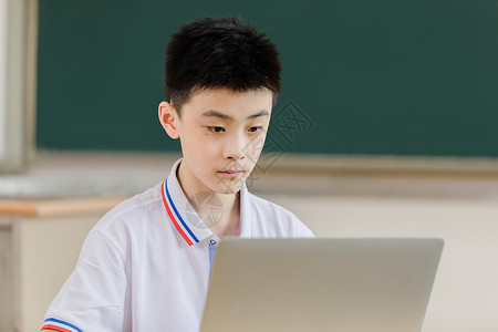 学生坐在电脑前学习图片