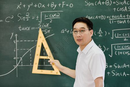 一个三角尺教师在给学生上课背景