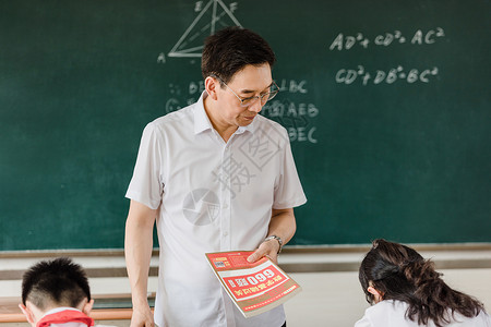 教师辅导学生课堂作业背景图片