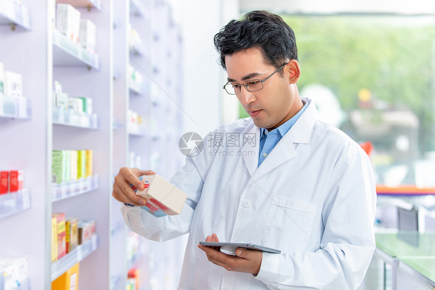 药剂师用平板电脑核对药品图片