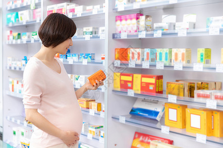 孕妇在药店选购药品图片