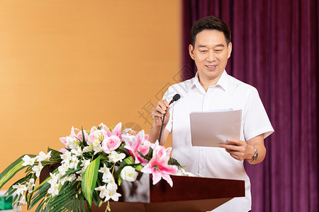 礼堂里开学典礼演讲的校长 背景图片