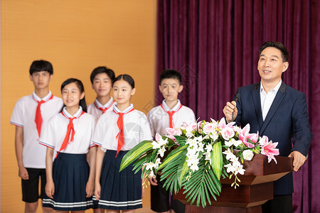 在学校礼堂接受表彰的同学们背景图片