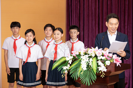 在学校礼堂接受表彰的同学们背景图片