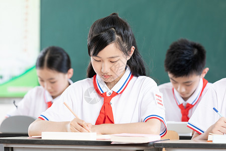 初中生上课学习形象背景图片