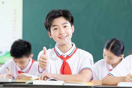 初中学生上课初中男学生上课学习点赞背景