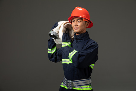 扛消防水袋的消防员形象高清图片