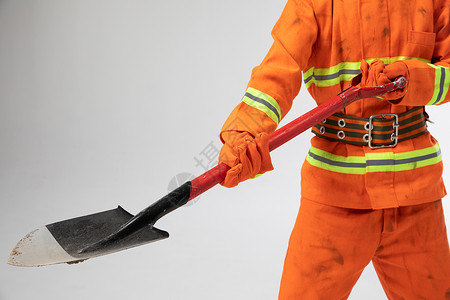 消防铲子拿铁锹的消防员形象背景