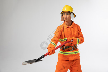 消防铲子拿铁锹的消防员形象背景