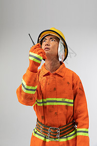 应急指挥使用对讲机指挥的消防员背景
