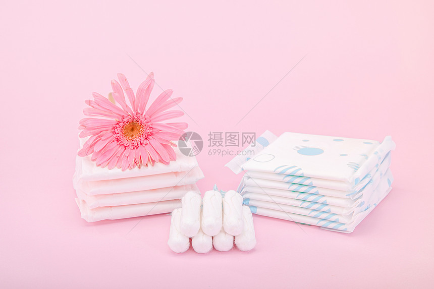 粉色背景上的女性卫生用品图片