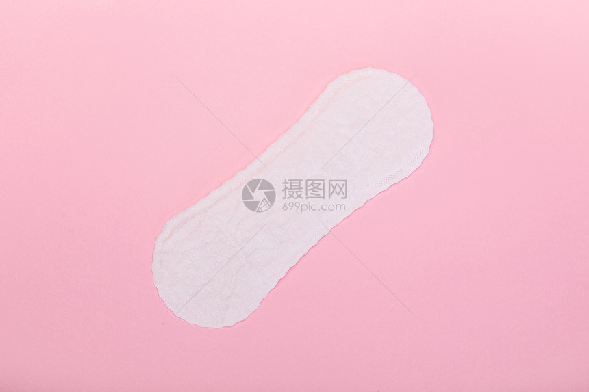 粉色背景上的卫生巾图片