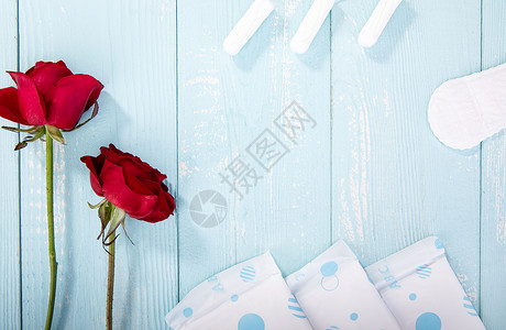 护垫蓝色桌面上的女性卫生用品背景