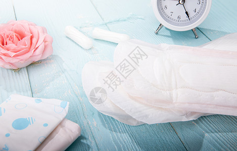 卫生棉蓝色桌面上的女性卫生用品背景