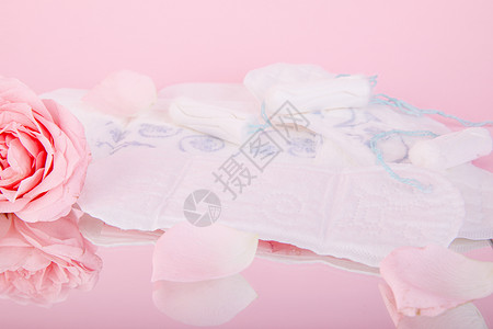粉色背景上的卫生巾卫生棉图片