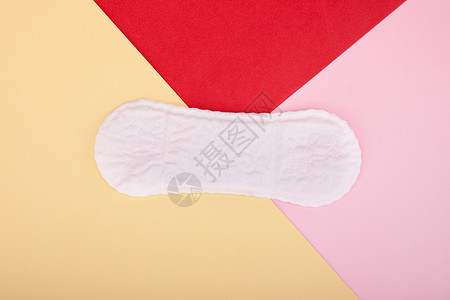 红色上的卫生巾拼接背景色上的护垫背景