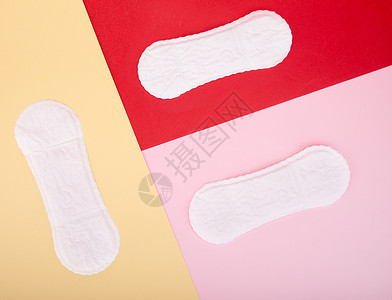 红色上的卫生巾拼接背景色上的护垫背景