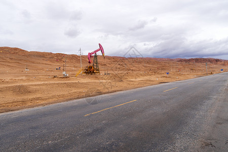 油价下跌茫崖油田基地的采油磕头机背景