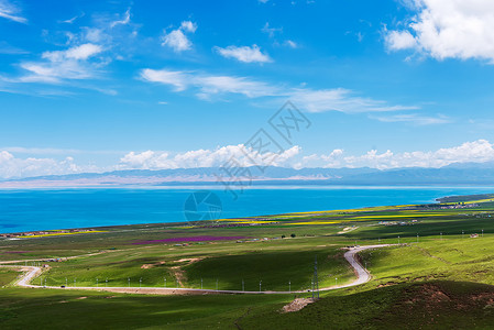 湖边的盘山公路背景图片