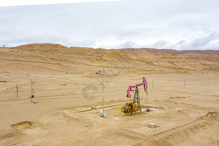 茫崖油田基地的采油磕头机背景