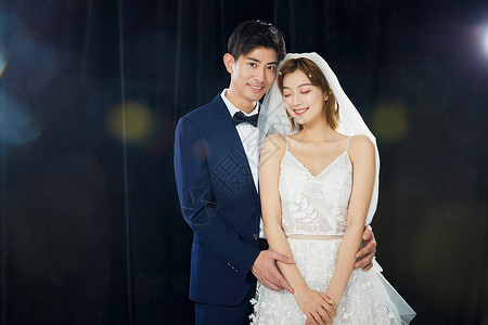 年轻情侣结婚婚纱照背景图片