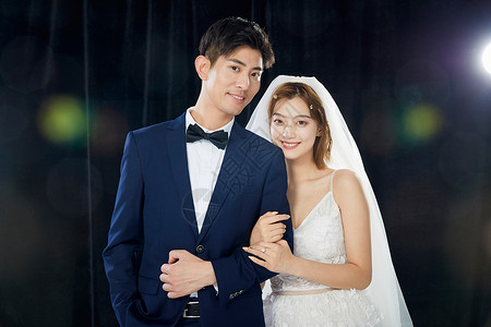 年轻情侣结婚婚纱照背景图片