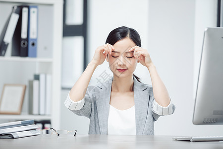 商务女性做眼保健操护眼高清图片
