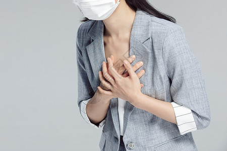 戴口罩的亚健康女性胸口疼痛特写图片