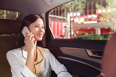 白领商务女性乘坐专车打电话高清图片