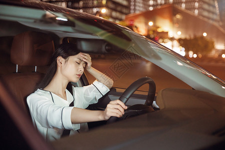 女性夜晚开车疲劳驾驶高清图片